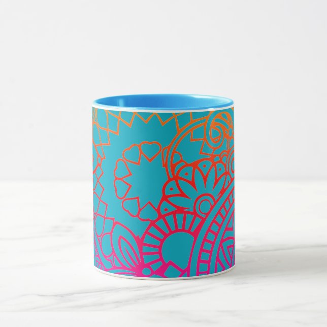 Orangene violette Blumen und blauer Hintergrund Tasse (Zentrum)
