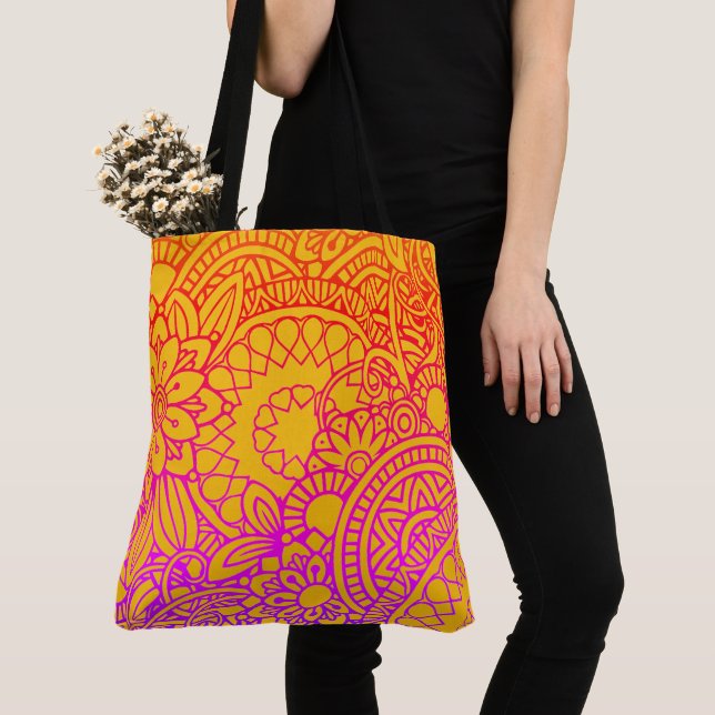 Orangene violette Blumen und gelber Hintergrund-Ta (Von Nahem)