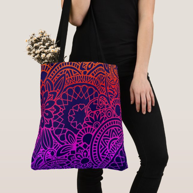 Orangene violette Blumen und marineblauer Hintergr (Von Nahem)