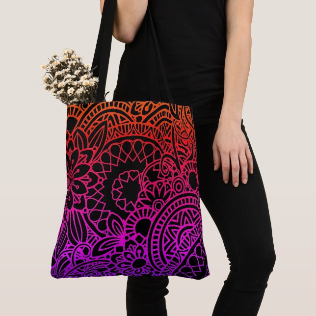 Orangene violette Blumen und schwarzer Hintergrund (Von Nahem)