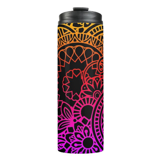 Orangene violette Blumen und schwarzer Hintergrund Thermosbecher (Vorderseite)