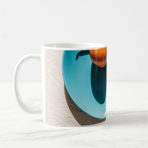 Orangenfrüchte auf Platte Kaffeetasse