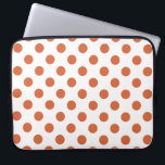 Orangenpolka-Punkte Laptopschutzhülle<br><div class="desc">Orangefarbene Polka-Punkte auf weißem Hintergrund.</div>