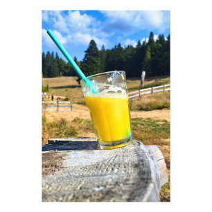 Orangensaft im Freien – Naturwald-Fotografie Fotodruck