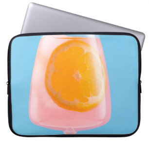 Orangensaft in klarem Trinkglas Laptopschutzhülle