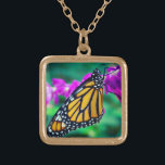 Orangenschmetterling Foto lila Blume fett Vergoldete Kette<br><div class="desc">Ein nahes Foto eines zarten, orangen und schwarzen Monarchen-Schmetterlings, das auf einer hellen magentafarbenen Blume ruht. Entdecken Sie die Gedanken an warme, sonnige Tage, wann immer Sie diese atemberaubende, farbenfrohe Fotografie Charme Halskette tragen. Diese Halskette ist in kleinen, mittleren und großen Größen sowie in quadratischer und kreisförmiger Form erhältlich. Sie...</div>