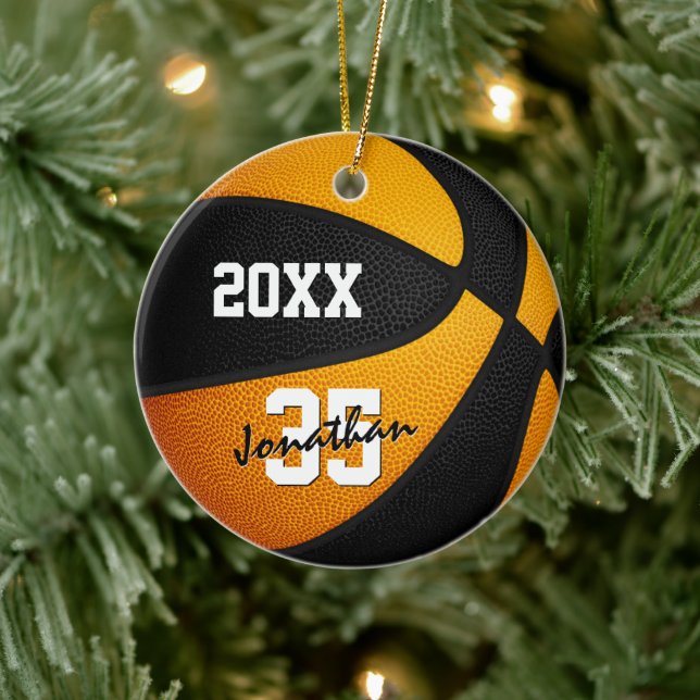 Orangenschwarze Jungs Mädchen halten Basketball Keramik Ornament (Baum)