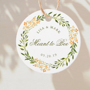 Oranger Blumenkranz, der zur Hochzeitshonig-Biene Geschenkanhänger