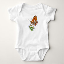 Oranger Schmetterling auf zarten weißen Blüten