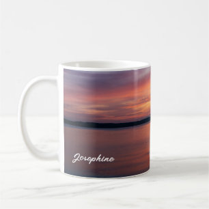 Oranger Sonnenuntergang Wolken über dem Seewasser Kaffeetasse