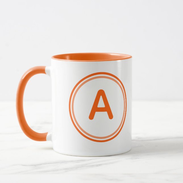 Oranges Kreismuster mit Rundbuchstabenalphabet Tasse (Links)