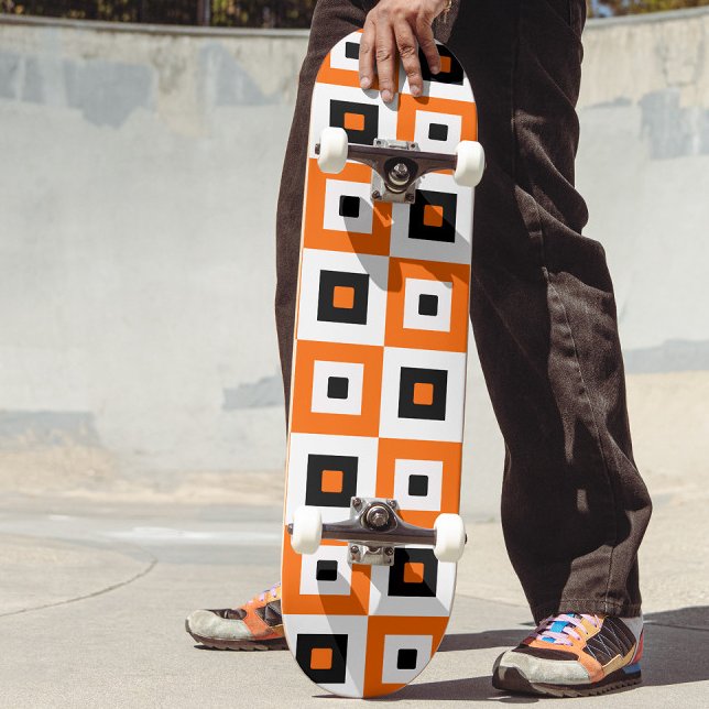 Oranges Schwarz-Weiß karierte Quadrate Muster Skateboard (Von Creator hochgeladen)
