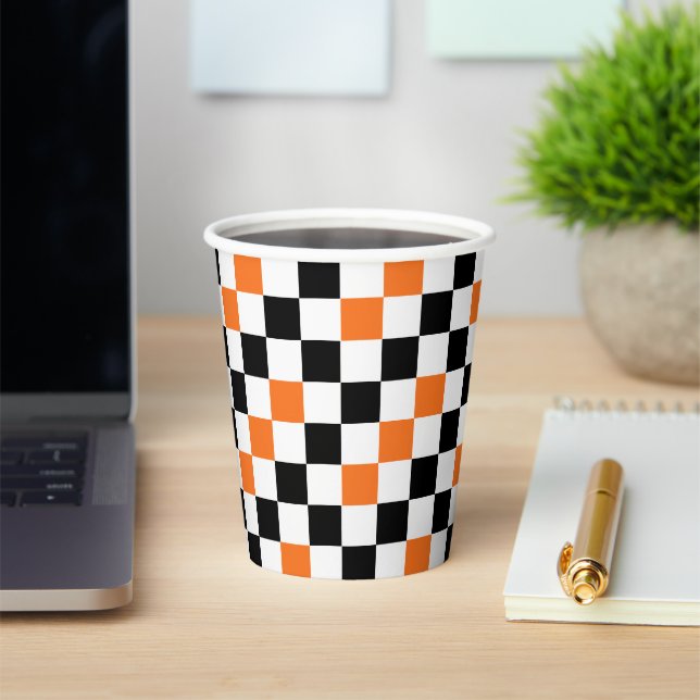 Oranges Schwarz Weiß Kariertes Musterdesign  Pappbecher (InSitu)