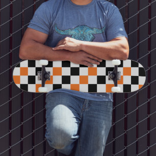 Oranges Schwarz-Weiß kariertes Musterdesign Skateboard