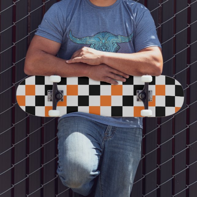 Oranges Schwarz-Weiß kariertes Musterdesign  Skateboard (Außenbereich 3)