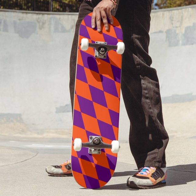 Oranges und violettes Harlekin-Karuomuster Design  Skateboard (Von Creator hochgeladen)
