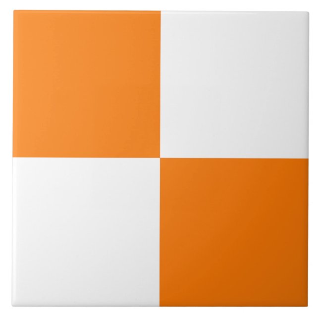 Oranges Weißes Schachbrettmuster Fliese (Vorderseite)