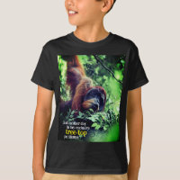 Orangutan entspannend in Baum