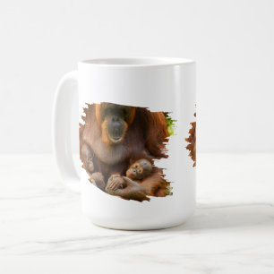 Orangutan Mutter, die zwei Säuglinge hält Kaffeetasse