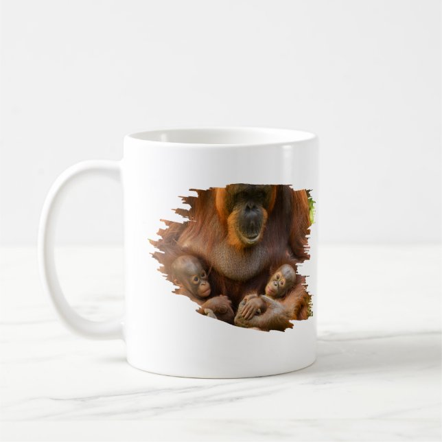 Orangutan Mutter, die zwei Säuglinge hält Kaffeetasse (Links)