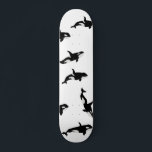 Orca Whale Pod Muster Ozean Weiß Skateboard<br><div class="desc">Whimsical pod von schönen Orkwalen für jeden Wal Liebhaber. Orca Killer Wale Muster Wohngestaltung,  Geschenk. Orca Wal-Thema Schwarz-Weiß-coole personalisierte Skateboard.</div>