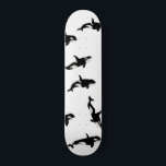 Orca Whale Pod Muster Ozean Weiß Skateboard<br><div class="desc">Whimsical pod von schönen Orkwalen für jeden Wal Liebhaber. Orca Killer Wale Muster Wohngestaltung, Geschenk. Orca Wal-Thema Schwarz-Weiß-coole personalisierte Skateboard.</div>