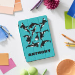 Orcas Killer Whales Aquamarin Blue Personalisiert iPad Pro Cover<br><div class="desc">Erstellen Sie ein personalisiertes Cover für Ihr iPad. Dieses Cover zeigt Abbildungen von Orcas oder Killerwalen in Schwarz und Weiß vor einem hellen türkisfarbenen oder aquamarinen blauen Hintergrund mit Ihrem Namen unten in fett schwarzen Buchstaben.</div>