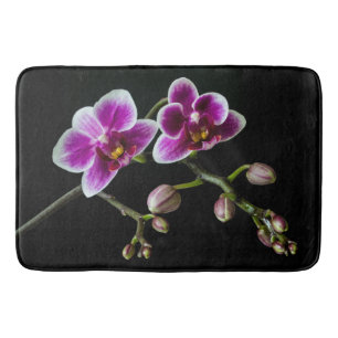 Orchid pinkfarbene weiße Farbe auf schwarz blass s Badematte