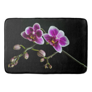 Orchid pinkfarbene weiße Farbe auf schwarz blass s Badematte