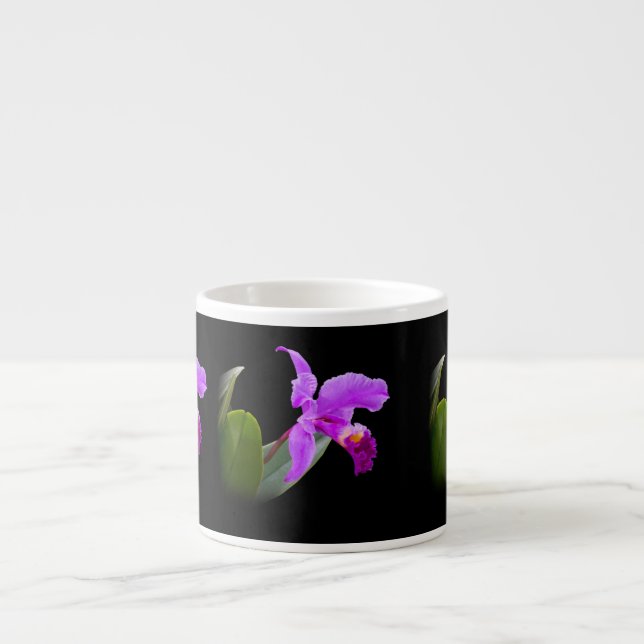 Orchidee auf schwarzer kundengerechter espressotasse (Vorderseite)
