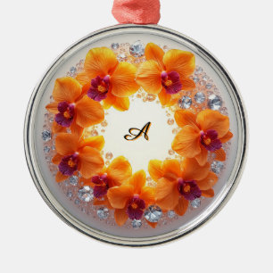 Orchideenblüten eingebettet in Kristallen Ornament Aus Metall