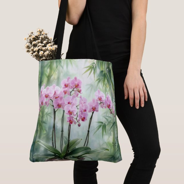 Orchideenpflanze in Rosa auf Bambushintergrund (Von Nahem)