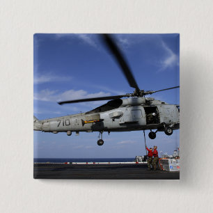 Ordnancemen schließen Transportkabel an Button