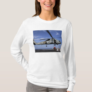 Ordnancemen schließen Transportkabel an T-Shirt