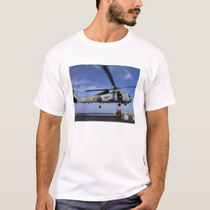 Ordnancemen schließen Transportkabel an T-Shirt