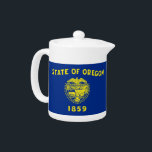 Oregon State Flag Teapot<br><div class="desc">Brechen Sie eine Tasse Staatsstolz mit unserem charmanten Teekessel unter Oregon auf! Dieser einzigartige Teekessel ist mehr als nur eine funktionale Küche, er ist eine Feier von Oregons reichhaltigem Erbe und kultureller Identität. Die Teekanne ist mit einem hochwertigen Druck der Oregon-Staatsflagge ausgestattet und bringt eine Touch des Pazifischen Nordwestens zu...</div>