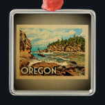 Oregon-Verzierungs-Vintage Reise Silbernes Ornament<br><div class="desc">Eine coole Vintage Art Oregon-Verzierung,  die eine Küstenszene mit dem pazifischen Ozean und dem landschaftlichen felsigen Ufer von Oregon kennzeichnet. Dank Loren Kernss Foto als Basis: www.flickr.com/photos/lorenkerns/4822059747</div>