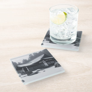 Orientalisches Haus in Wäldern mit Schnee Glasuntersetzer