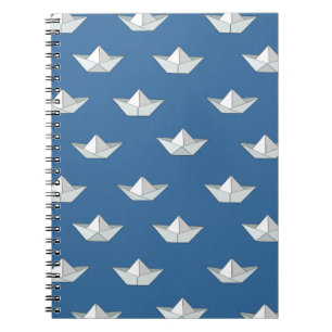 Origami-Boote auf dem Wassermuster Notizblock