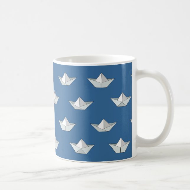 Origami-Boote auf dem Wassermuster Tasse (Rechts)