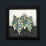 Origami Fortune Teller auf geometrischem Papier Erinnerungskiste<br><div class="desc">Eine alte Geschichtserzählerin aus Origami,  die mit geometrischem Papier erschaffen wurde. Ein Chariklia Zarris Original,  es ist Teil einer Reihe,  die sie mit verschiedenen Origami-Formen getan hat. Kaufen Sie es heute,  und Karo aus der Erholung der Sammlung!</div>
