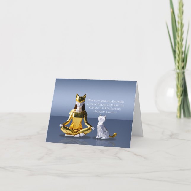 Origami Gold Foil Yoga Meditating Catwoman und Cat Karte (Vorderseite)