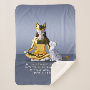 Origami Gold Foil Yoga Meditating Catwoman und Cat Sherpadecke