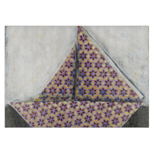 Origami Sailboat auf dem Star Design Paper Schneidebrett