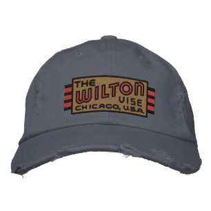 Original Wilton Vise Logo stört Hut