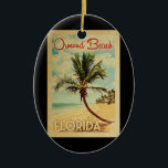 Ormond Strand-Palme-Vintage Reise Keramik Ornament<br><div class="desc">Ein einzigartig retro Mitte des Jahrhunderts moderner Ormond Strand-Florida-Kunstdruck in der Vintagen Reiseplakatart. Sie kennzeichnet eine gebogene Palme auf sandigem Strand mit Ozean unter einem blauen bewölkten Himmel.</div>