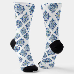 Ornament blau auf weiß bestickt socken