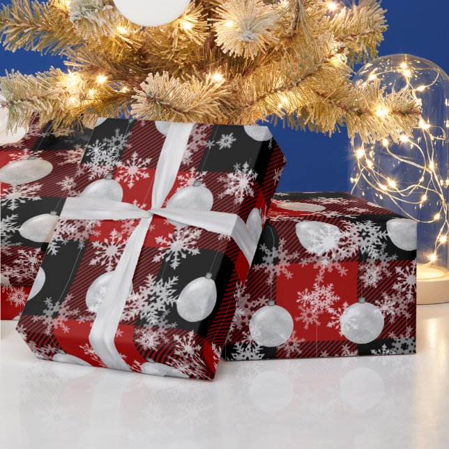 Ornamente und Schneeflocken auf Karierten Geschenkpapier (Feiertage)