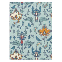 Ornates Blumenmuster auf einem hellblauen Hintergr