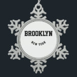 Ort und Staat Schneeflocken Zinn-Ornament<br><div class="desc">Repräsentieren Sie,  woher Sie kommen,  indem Sie Ihre Stadt,  Ihren Staat,  Ihr Land oder was auch immer Sie wünschen anpassen. Dieses Schneeflocken-Weihnachtsschmuck ist der perfekte Weg,  Stolz darauf zu zeigen,  woher Sie kommen. Es macht auch ein großartiges individuelles Geschenk für diese besondere Person. Nimm dir heute!</div>